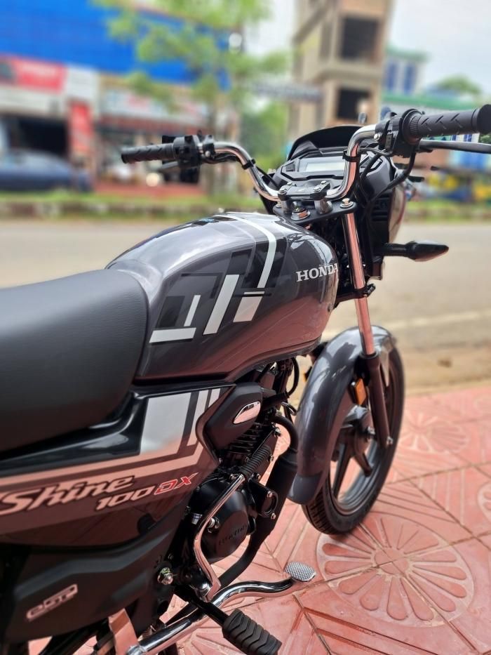 Honda Shine 100 DX sở hữu cụm đèn pha mới với các chi tiết mạ crôm.