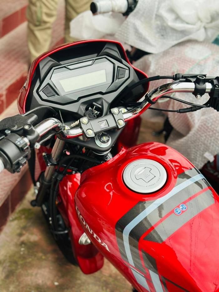 Honda Shine 100 DX được trang bị bảng đồng hồ kỹ thuật số LCD mới