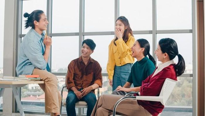 Người có EQ cao thường không chờ đợi người khác mở lời trước. Họ sẵn sàng bắt chuyện, tạo bầu không khí thân thiện. Ảnh minh họa