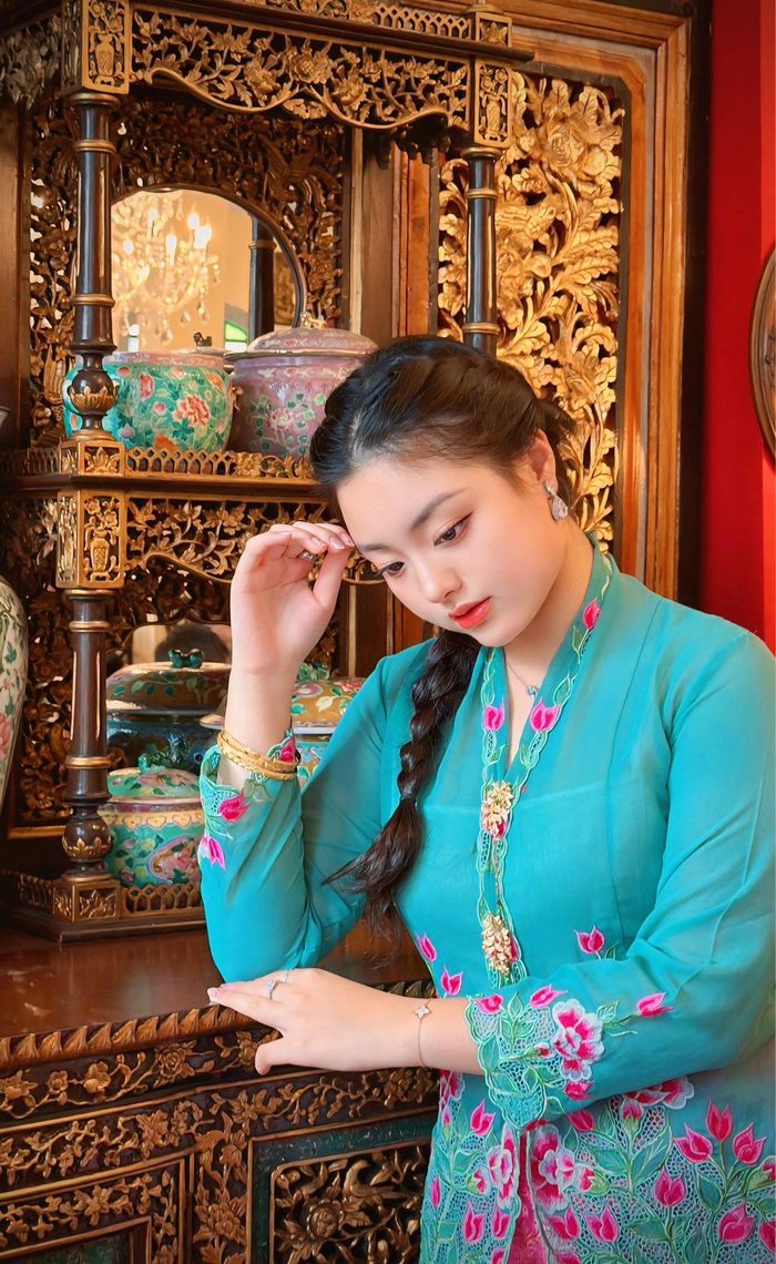 Trong không gian mang đậm nét hoài cổ với nội thất gỗ chạm trổ, hai mẹ con Thúy Hạnh cùng khoe sắc trong trang phục truyền thống vùng Đông Nam Á. Nếu cựu siêu mẫu ghi điểm bởi vẻ mặn mà, sang trọng của người phụ nữ trưởng thành, thì Suti lại gây bất ngờ với diện mạo thanh tú và phong thái tự tin trước ống kính.