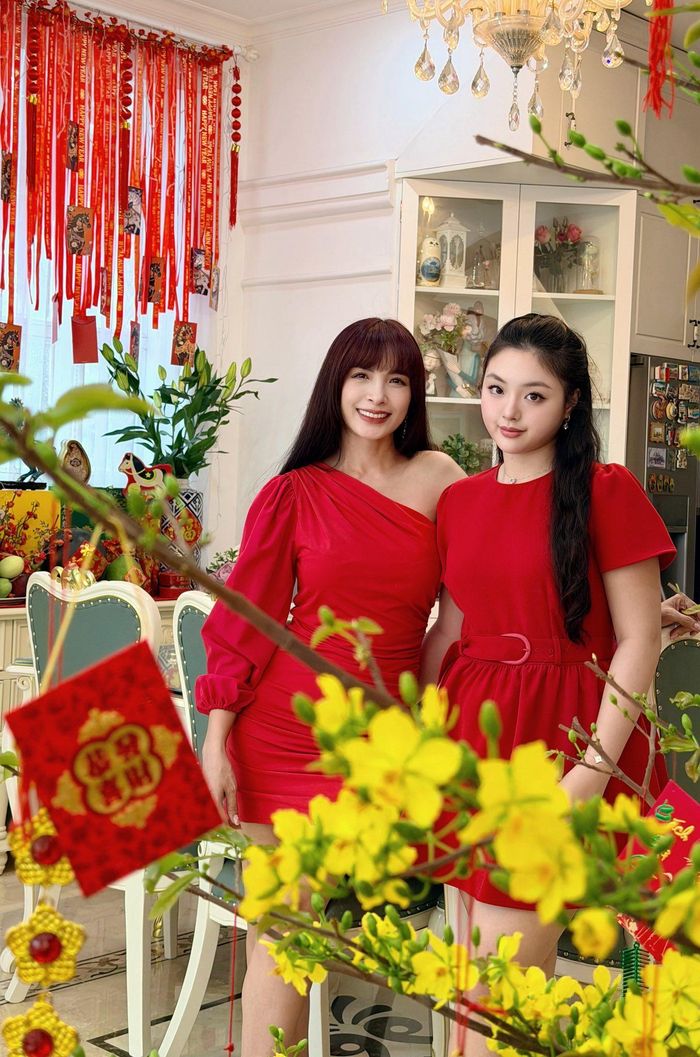 Ở tuổi 18, Suti "trổ mã" xinh đẹp và ngày càng lộ rõ nhiều nét đẹp được thừa hưởng từ mẹ. Đôi mắt mơ màng, sống mũi cao và gương mặt khả ái của Suti khiến dân tình phải xuýt xoa.