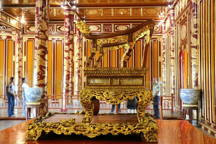 Cùng với đó, phục hồi phần mộng nối giữa tay ngai, ổn định các phần bong tróc bằng keo chuyên dụng. Phục hồi các vị trí bị mất theo kỹ thuật truyền thống; sử dụng sơn ta và vàng thật theo đúng kỹ thuật truyền thống. Phủ lớp bảo vệ mỏng, trong suốt, không làm thay đổi giá trị thẩm mỹ ban đầu của hiện vật.