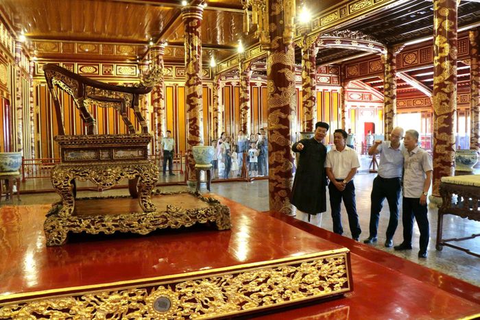Ông Hoàng Việt Trung, Giám đốc Trung tâm Bảo tồn Di tích Cố đô Huế cho biết, việc phục chế bảo vật quốc gia ngai vua triều Nguyễn được thực hiện nghiêm túc, thận trọng, đúng quy định pháp luật và chuẩn mực chuyên môn về bảo tồn di sản, nhằm kịp thời khắc phục hậu quả sự cố, bảo vệ an toàn hiện vật gốc, đồng thời tiếp tục gìn giữ và phát huy giá trị đặc biệt của di sản cung đình Huế trong đời sống đương đại.