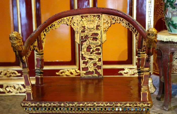 Các biện pháp chuyên môn được thực hiện gồm làm sạch khô, xử lý nấm mốc, mối mọt theo quy trình, gắn kết hoàn chỉnh 14 mảnh vỡ của tay ngai bên trái, sử dụng gỗ đồng chất và bột gỗ mịn trộn sơn sống để xử lý các vết nứt, khuyết thiếu.