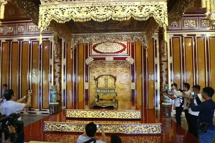 Toàn bộ quá trình phục chế được quay phim, chụp ảnh, lập hồ sơ tư liệu và lưu trữ theo quy định nhằm phục vụ công tác quản lý, nghiên cứu, bảo quản lâu dài và minh bạch hóa quy trình chuyên môn.