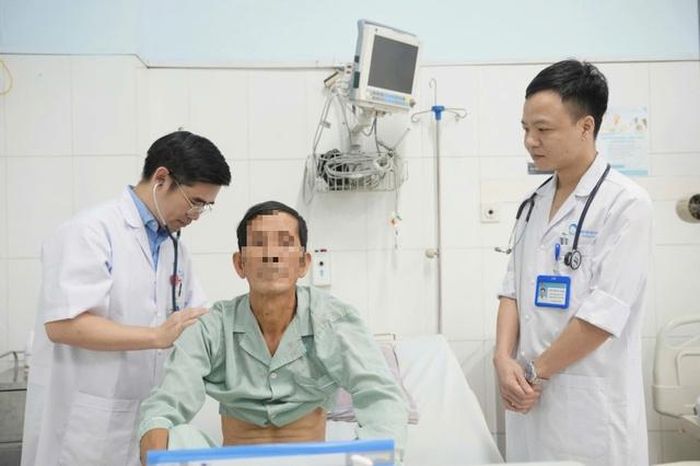 Các bác sĩ thăm khám cho bệnh nhân sau can thiệp.
