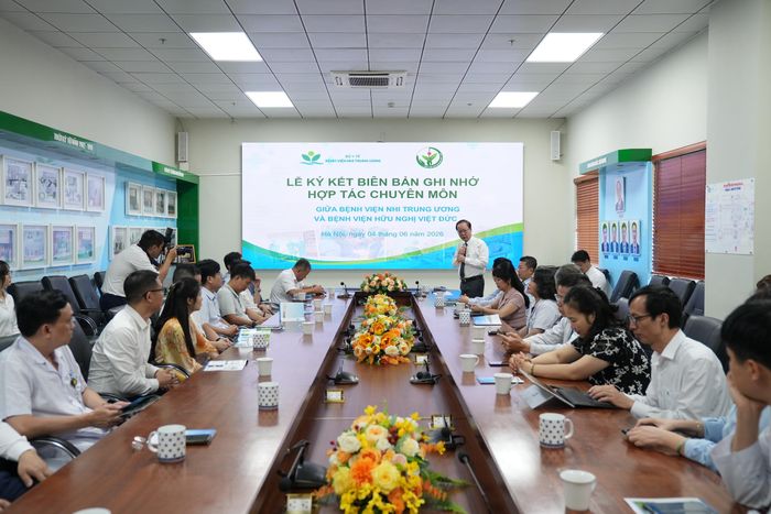 Quang cảnh buổi lễ ký kết Biên bản ghi hợp tác chuyên môn giữa 2 đơn vị.