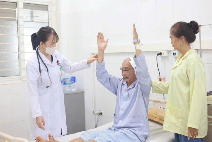 Sau phẫu thuật, tình trạng đau đầu, yếu nửa người phải của bệnh nhân đã hồi phục hoàn toàn, sức khỏe ổn định và được xuất viện. Ảnh: BVCC.