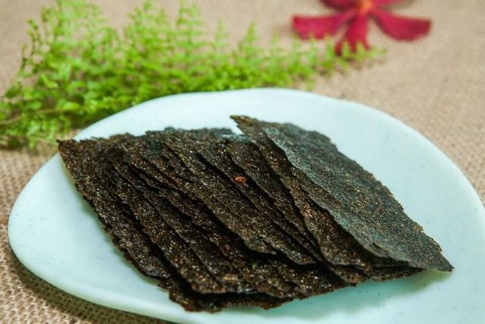 Người có bệnh thận cần hạn chế ăn rong biển khô, tẩm nhiều gia vị.