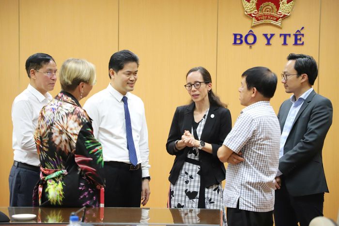 Thứ trưởng Thường trực Bộ Y tế Vũ Mạnh Hà trò chuyện cùng các đại biểu.