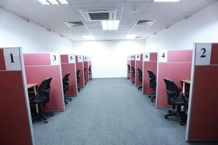  Hình thức thi trực tuyến ở phần thi nói có thể giúp thí sinh giảm áp lực so với thi trực tiếp, với sự tham gia của giám khảo người nước ngoài. Ảnh: NVCC 
