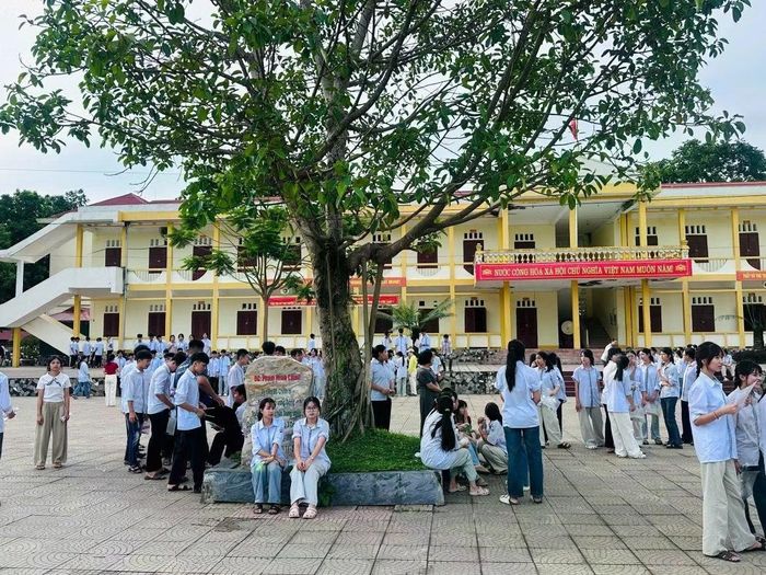 Thí sinh dự thi vào lớp 10 tại điểm thi THPT Cẩm Thủy. (Ảnh: Thanh Hóa Online)