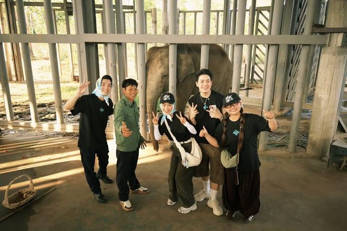 Diễn viên Ngọc Trai tham quan trung tâm bảo tồn voi Đắk Lắk.