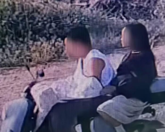 2 kẻ ăn trộm Chutou còn dùng áo khoác che chú chó để không bị phát hiện. Ảnh: Douyin.