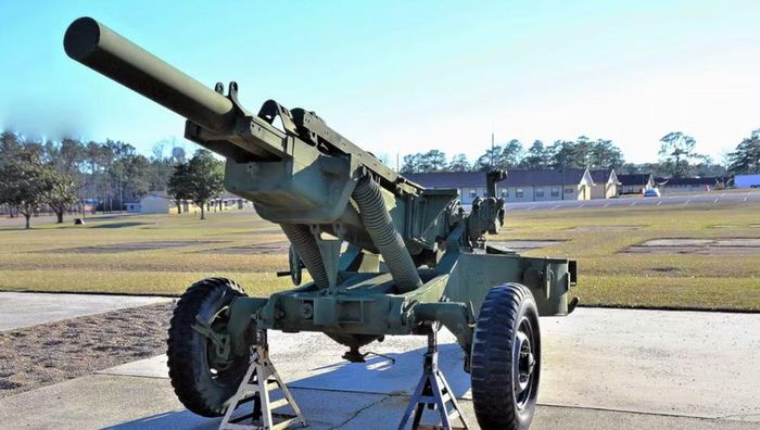 Việc tiếp nhận pháo kéo 105 mm M102 mang ý nghĩa thực tiễn, giúp tận dụng nguồn trang bị thu được, đồng thời tạo điều kiện tiếp cận với thiết kế pháo binh cơ động của phương Tây.