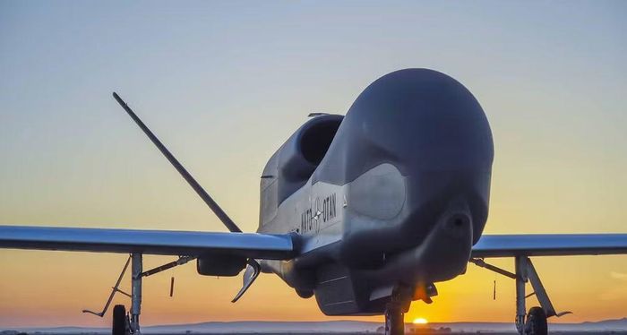 Điều này cho phép một chiếc RQ-4D Phoenix giám sát khu vực rộng lớn mà không cần tiếp nhiên liệu giữa hành trình.