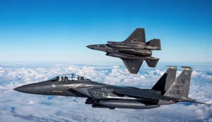 Trong mô hình tác chiến này, F-35 đóng vai trò phát hiện mục tiêu nhờ khả năng tàng hình và cảm biến hiện đại, sau đó truyền dữ liệu mục tiêu cho F-15EX để tiến hành phóng tên lửa từ khoảng cách xa.