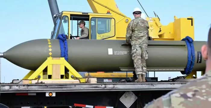 Trong nhiều năm qua, bom xuyên phá hạng nặng GBU-57 Massive Ordnance Penetrator là vũ khí chủ lực của Mỹ trong nhiệm vụ này. Loại bom dẫn đường chính xác này có khối lượng 13,6 tấn, chiều dài 6 m, mang đầu đạn nổ mạnh nặng 2,4 tấn.