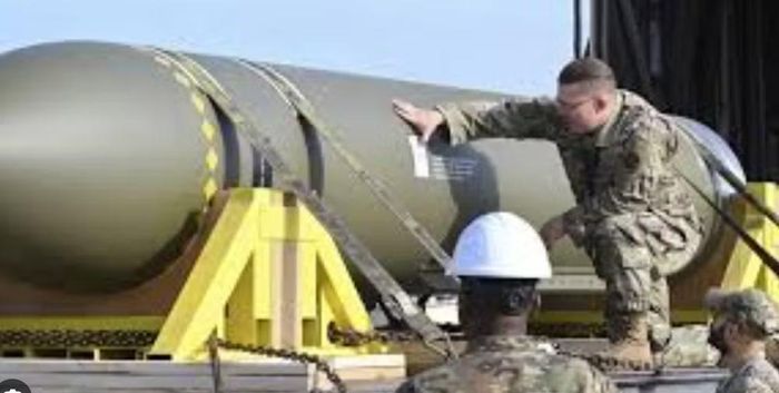 GBU-57 được triển khai chủ yếu trên oanh tạc cơ tàng hình B-2 Spirit, loại máy bay có khả năng xâm nhập không phận đối phương mà khó bị phát hiện.