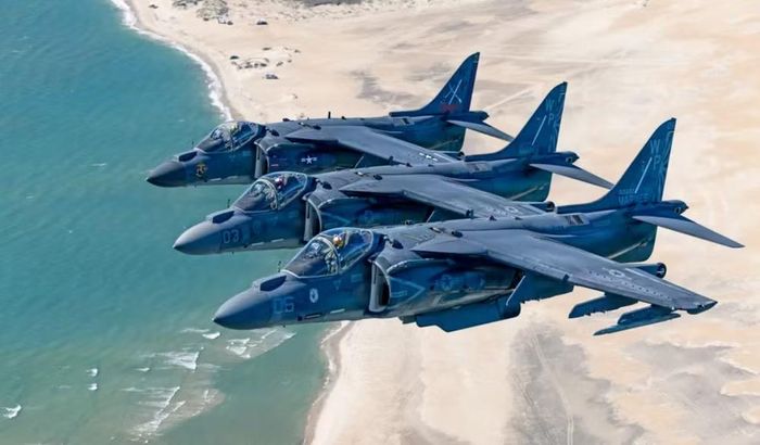 Nguồn gốc của Harrier bắt đầu từ Anh trong thời kỳ Chiến tranh Lạnh. Các nhà thiết kế khi đó lo ngại những sân bay quân sự cố định sẽ trở thành mục tiêu bị tấn công đầu tiên nếu chiến tranh nổ ra.