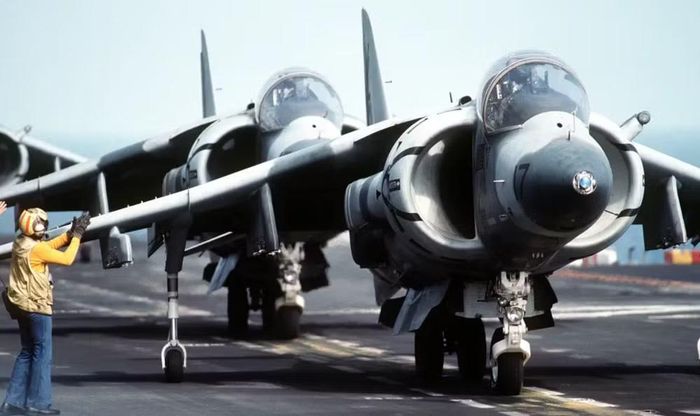 Phiên bản AV-8A đầu tiên được Thủy quân lục chiến Mỹ tiếp nhận từ năm 1971. Tuy nhiên, phải đến khi cường kích AV-8B Harrier II xuất hiện, loại chiến đấu cơ này mới thực sự phát huy toàn bộ tiềm năng.
