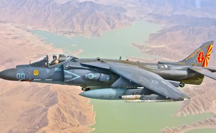 So với thế hệ trước, AV-8B Harrier II được trang bị cánh composite lớn hơn, hệ thống điện tử hiện đại hơn, tải trọng vũ khí lớn hơn và khả năng tác chiến vượt trội.