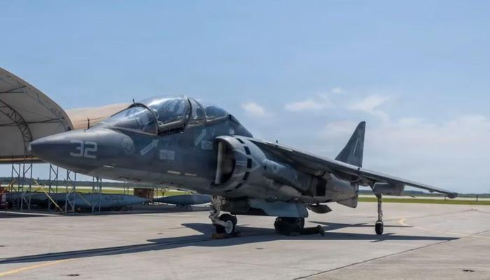 Những phiên bản nâng cấp sau này còn được tích hợp radar AN/APG-65, từng sử dụng trên tiêm kích đa nhiệm F/A-18 Hornet, giúp Harrier sở hữu năng lực không chiến tốt hơn đáng kể.