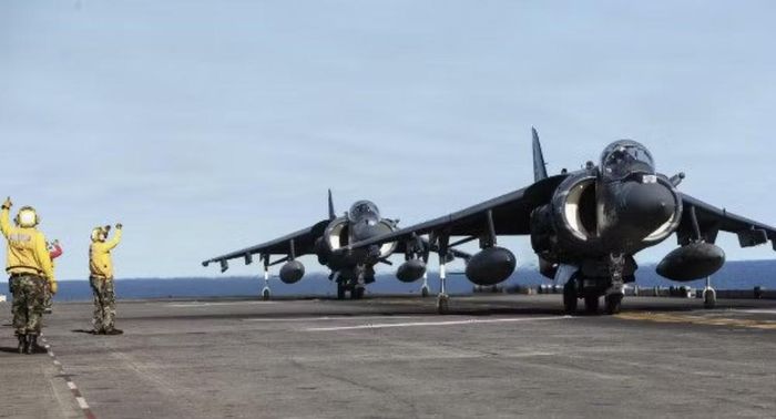 Trong gần 50 năm hoạt động, tiếng gầm đặc trưng của Harrier đã trở thành biểu tượng quen thuộc trên các tàu đổ bộ tấn công của Mỹ, từ Đại Tây Dương, Địa Trung Hải cho tới Trung Đông và Tây Thái Bình Dương.