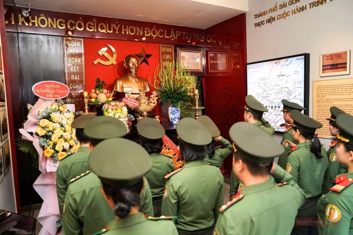 Bàn thờ Chủ tịch Hồ Chí Minh được đặt trang trọng ở vị trí trung tâm.