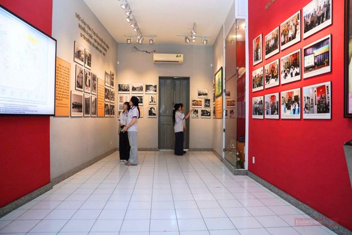 Căn nhà nhỏ số 5 Châu Văn Liêm luôn mở cửa phục vụ người dân, nhất là thế hệ trẻ đến tham quan, tìm hiểu.