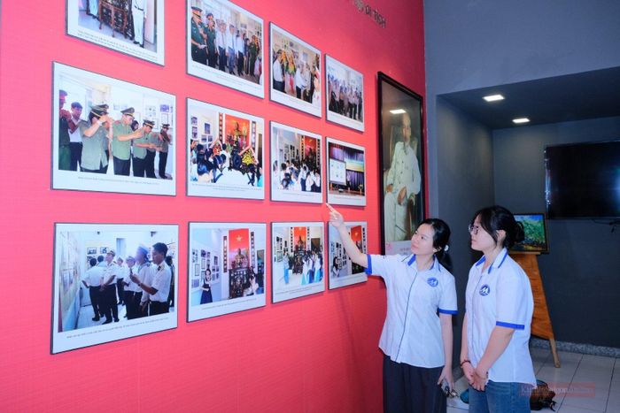 Trên các bức tường là hệ thống tư liệu, bản đồ, hình ảnh lịch sử giúp khách tham quan hình dung rõ hơn bối cảnh xã hội đương thời.