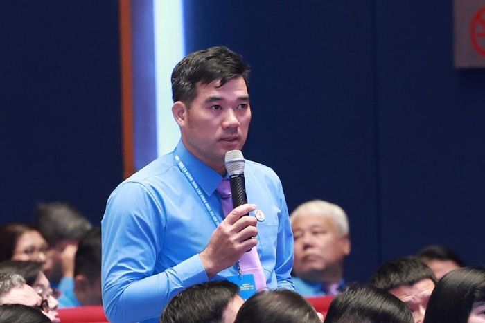 Anh Phạm Đình Duẩn, Anh hùng Lao động, Phó Trưởng phòng Điều khiển sản xuất, Công ty Cổ phần Than Vàng Danh - phát biểu tại chương trình. Ảnh: Quang Vinh