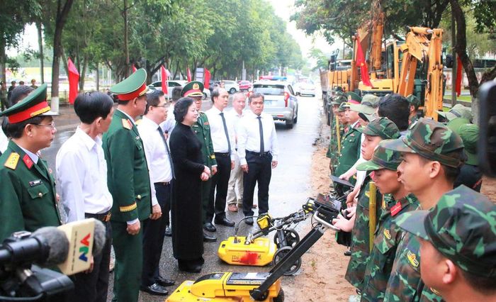 Phó Thủ tướng Phạm Thị Thanh Trà động viên lực lượng chức năng thực hiện nhiệm vụ khai quật, tìm kiếm hài cốt liệt sĩ. Ảnh: BT.