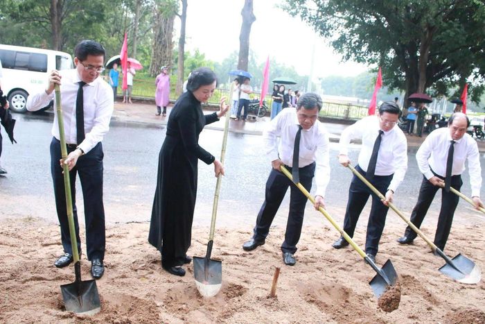 Phó Thủ tướng Phạm Thị Thanh Trà cùng các đại biểu thực hiện nghi thức động thổ khai quật, tìm kiếm hài cốt liệt sĩ. Ảnh: CĐ.