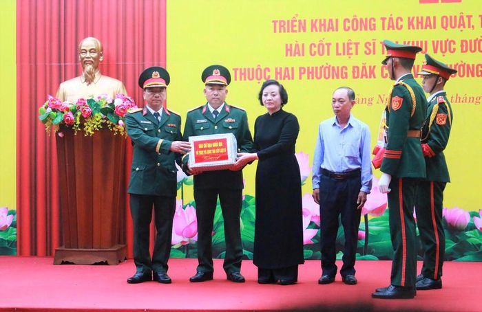 Phó Thủ tướng Phạm Thị Thanh Trà tặng quà động viên cho lực lượng chức năng tổ chức tìm kiếm hài cốt liệt sĩ. Ảnh: TT.