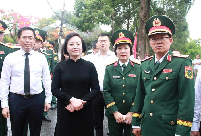 Phó Thủ tướng Phạm Thị Thanh Trà nghe lực lượng chức năng báo cáo tình hình vị trí khai quật, tìm kiếm hài cốt liệt sĩ. Ảnh: CĐ.