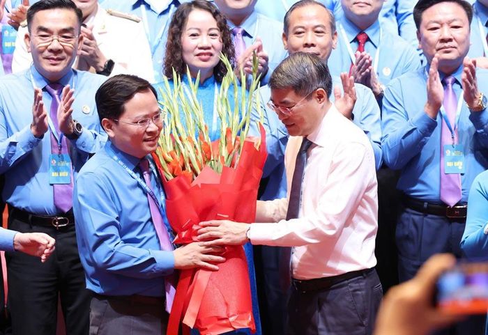 Ủy viên Bộ Chính trị, Thủ tướng Chính phủ Lê Minh Hưng thay mặt lãnh đạo Đảng, Nhà nước tặng hoa chúc mừng Ban Chấp hành Tổng LĐLĐ Việt Nam khóa XIV, nhiệm kỳ 2026 - 2031. Ảnh: Quang Vinh