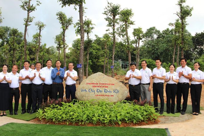 Các đại biểu bên công trình “Vườn cây Đại đoàn kết”. 