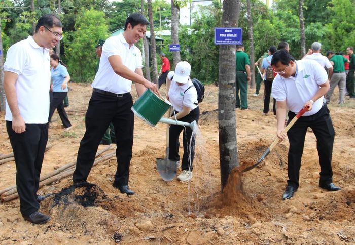 Lãnh đạo TP Hồ Chí Minh cùng các đại biểu tham gia trồng cây tại công trình “Vườn cây Đại đoàn kết”. Ảnh: Q.Đ.