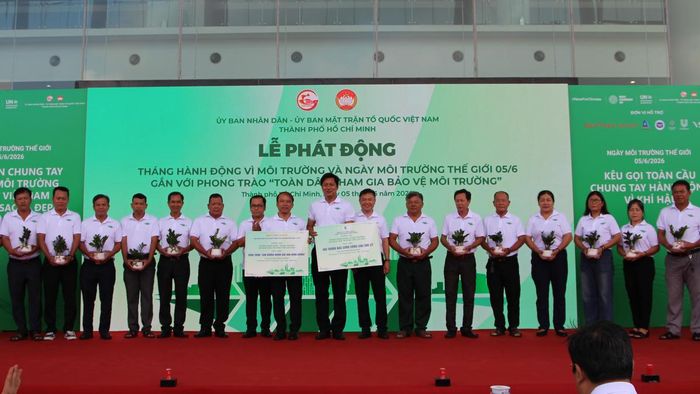UBND phường Bình Dương ra mắt các khu dân cư bảo vệ môi trường và tiếp nhận hỗ trợ thực hiện các công trình. Ảnh: Q.Đ.
