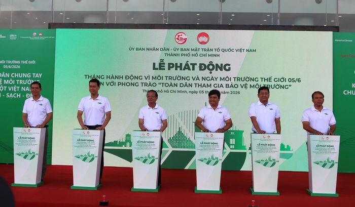Lãnh đạo TP Hồ Chí Minh thực hiện nghi thức Lễ phát động Tháng hành động vì môi trường và Ngày Môi trường Thế giới năm 2026. Ảnh: Q.Đ.