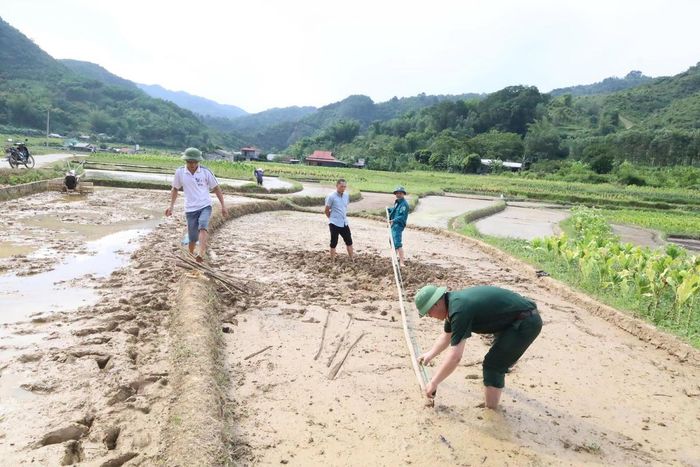 Lực lượng chức năng có mặt tại hiện trường tiến hành các biện pháp rào chắn, cảnh báo nguy hiểm.
