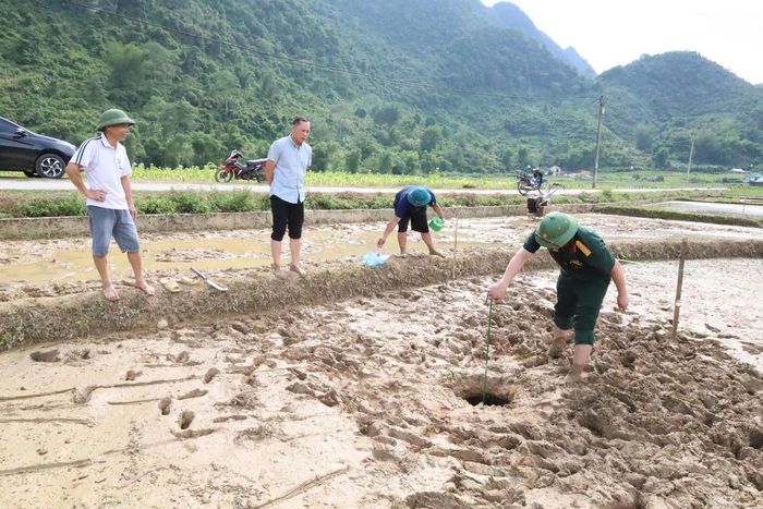Chính quyền địa phương đang tiếp tục theo dõi, kiểm tra và sẽ có các biện pháp xử lý phù hợp trong thời gian tới. Đề nghị người dân nâng cao ý thức cảnh giác, đồng thời thông báo cho người thân, đặc biệt là trẻ em, không đến gần khu vực trên.