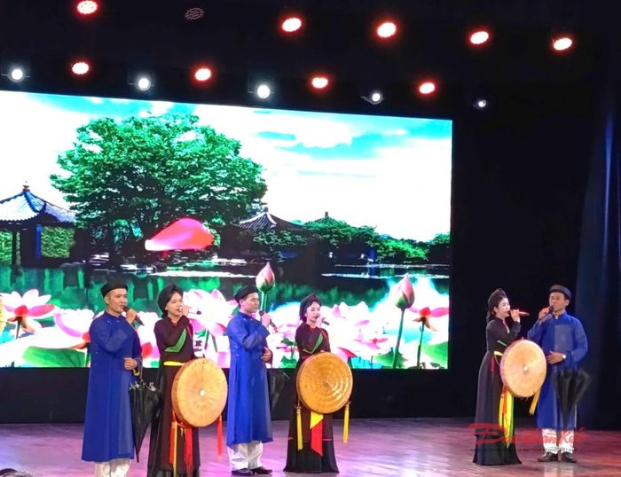 Một tiết mục văn hóa nghệ thuật đặc sắc tại chương trình hội thảo. Ảnh: T.Luân.