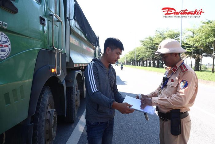 Phòng Cảnh sát giao thông Hà Nội cho biết, sẽ tiếp tục đẩy mạnh công tác tuyên truyền kết hợp kiểm tra, xử lý nghiêm các hành vi vi phạm trong hoạt động vận tải hàng hóa nhằm bảo đảm trật tự, an toàn giao thông, hạn chế tai nạn và bảo vệ kết cấu hạ tầng giao thông trên địa bàn thành phố.
