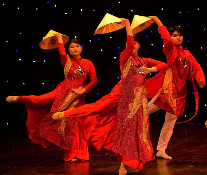 Tiết mục nghệ thuật kết hợp yếu tố truyền thống và hiện đại, tạo nên không gian biểu diễn giàu cảm xúc. 
