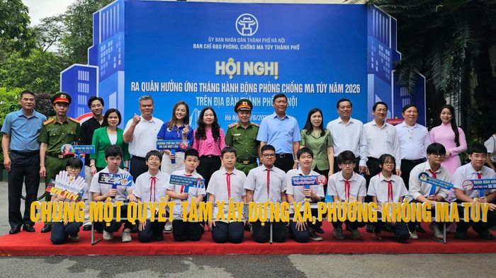 Các đại biểu chụp ảnh lưu niệm tại lễ phát động Tháng hành động phòng chống ma túy. Ảnh: Đạt Lê