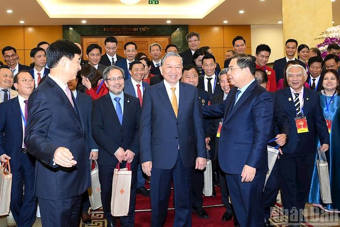  Tổng Bí thư Tô Lâm gặp mặt đoàn kiều bào tiêu biểu tham dự chương trình “Xuân quê hương” năm 2026 do Ủy ban Nhà nước về người Việt Nam ở nước ngoài, Bộ Ngoại giao tổ chức vào ngày 8-2-2026. Ảnh: BÁO NHÂN DÂN 