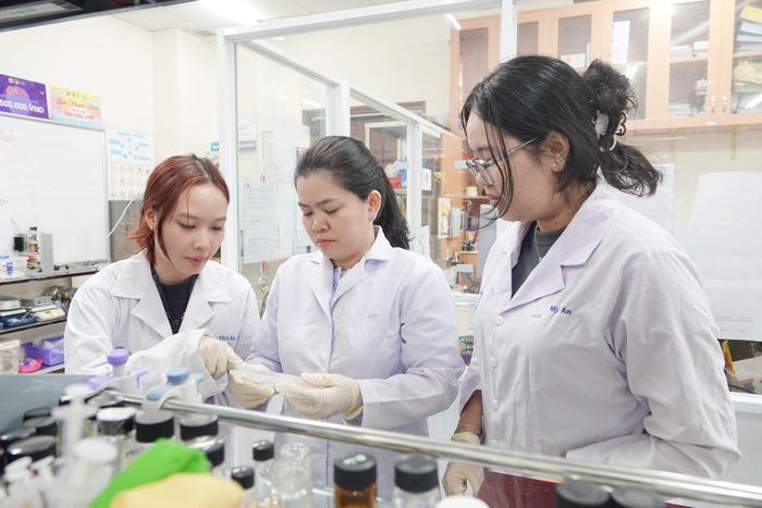 PGS.TS Nguyễn Thị Hiệp (đứng giữa) cùng các nghiên cứu viên trong một giờ làm việc. Ảnh: BÍCH NGỌC