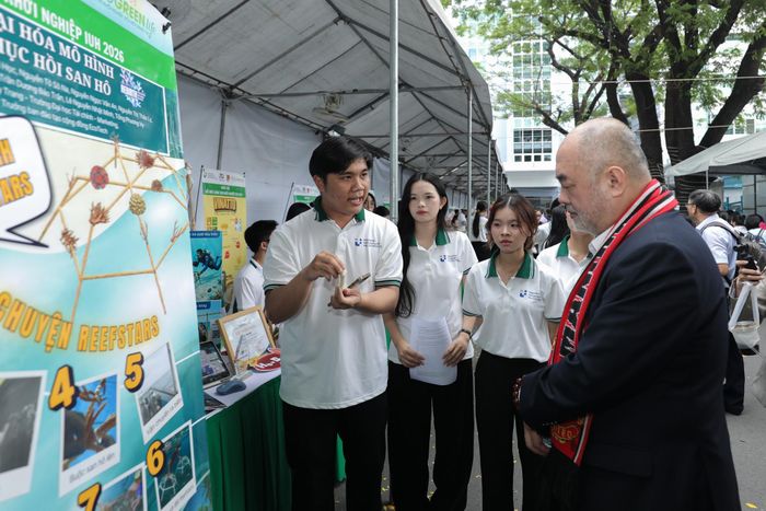 Theo các chuyên gia, cần sớm xây dựng các quỹ hỗ trợ khởi nghiệp công nghệ quy mô lớn từ Nhà nước hoặc tổ chức quốc tế để hỗ trợ các dự án nghiên cứu có tiềm năng ngay từ giai đoạn đầu. Trong ảnh: Một hoạt động khởi nghiệp tổ chức tại Trường ĐH Công nghiệp TP.HCM năm 2026. Ảnh: IUH